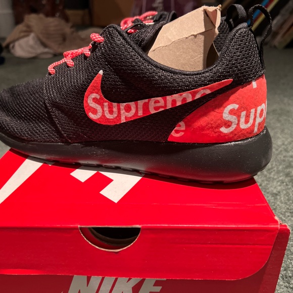 NIB CUSTOM MADE NIKE BLACK & RED ROSHE ONE SUPREME - Picture 5 of 11
